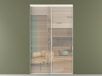 Алюминевая перегородка vn2_07_ Алюминий пудровый белый Прозрачное оранжевое стекло, триплекс, 6мм. Цвет Алюминий пудровый белый. Материал Алюминий в эмали. Коллекция Перегородка Formato внутри проёма двустворчатая. Картинка.