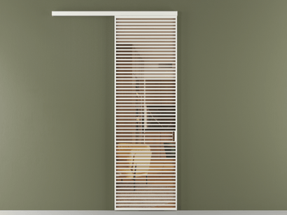 Алюминевая перегородка vd1_07_ Алюминий светло-серый Прозрачное оранжевое стекло, триплекс, 6мм. Цвет Алюминий светло-серый. Материал Алюминий в эмали. Коллекция Перегородка Formato вдоль стены одностворчатая. Картинка.